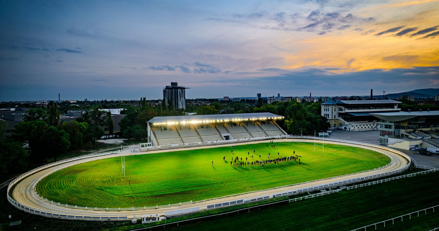 Vue aérienne d'un hippodrome et de sa piste ovale au crépuscule